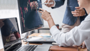 Financial advisor reviewing a chart with a client and explaining whether autocallable notes are risky investments